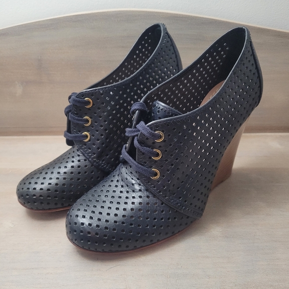 Tory Burch Women's Victor Perforated Leather Wedge Shoes 6.5 Navy Blue Brown - Picture 2 of 14